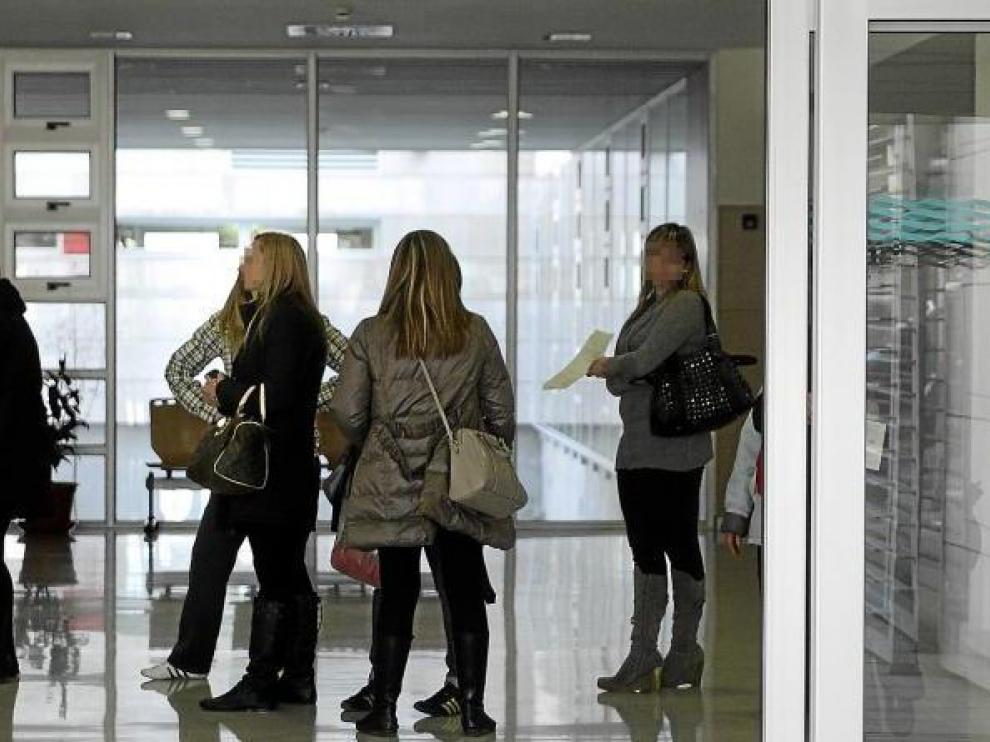 Imagen de la cola de admisión ayer en el centro de salud de Valdespartera de Zaragoza.