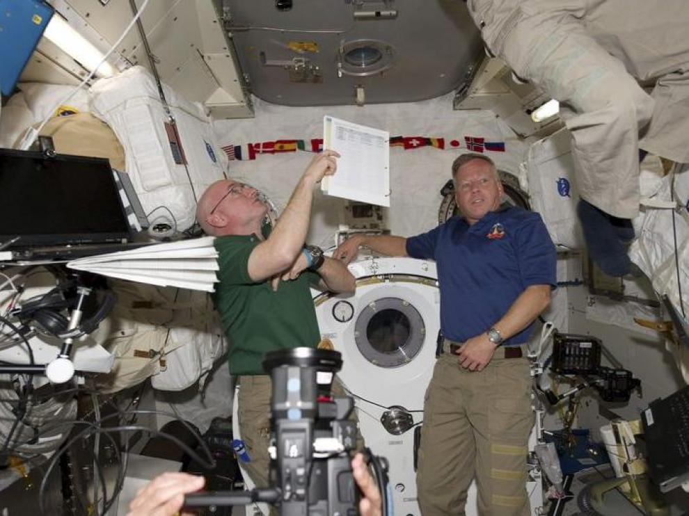 Los astronautas Scott Kelly y Steve Lindsey en el laboratorio japonés Kibo en la Estación Espacial Internacional.