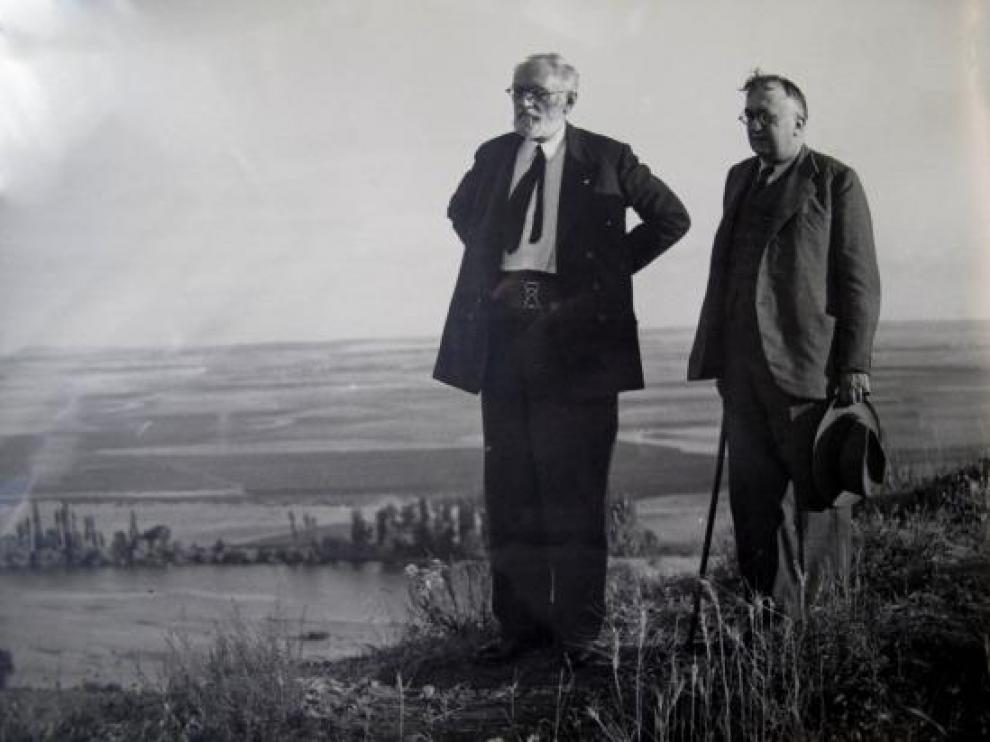 Miguel de Unamuno y Casto Prieto, alcalde de Salamanca, en la ciudad hacia el año 1933