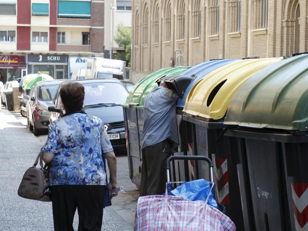 Un hombre hace acopio de cartón en el centro de Zaragoza.