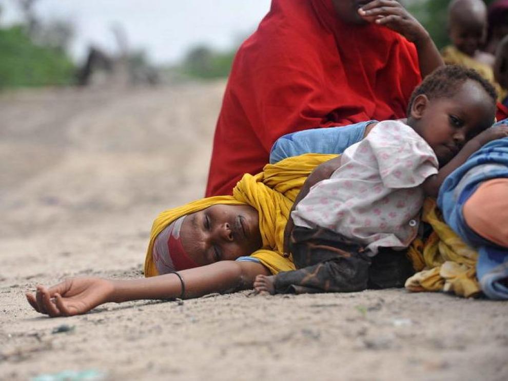Una madre y su hija a la espera de ayuda humanitaria en Somalia