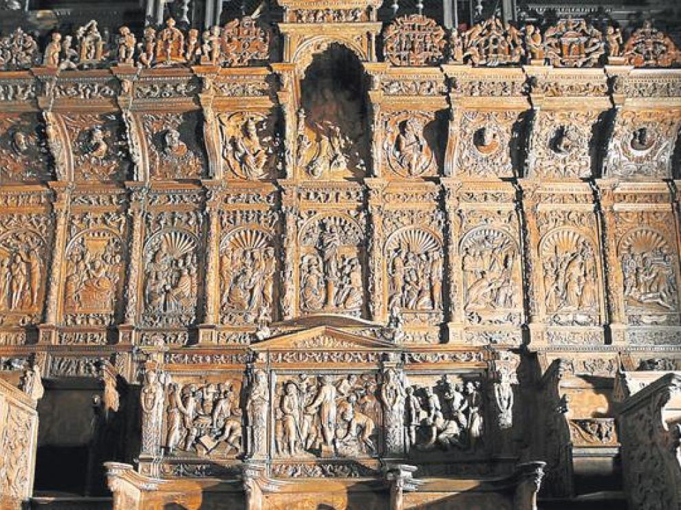 En los tres sitiales presidenciales (en primer plano, en el centro), la Venida de la Virgen del Pilar
