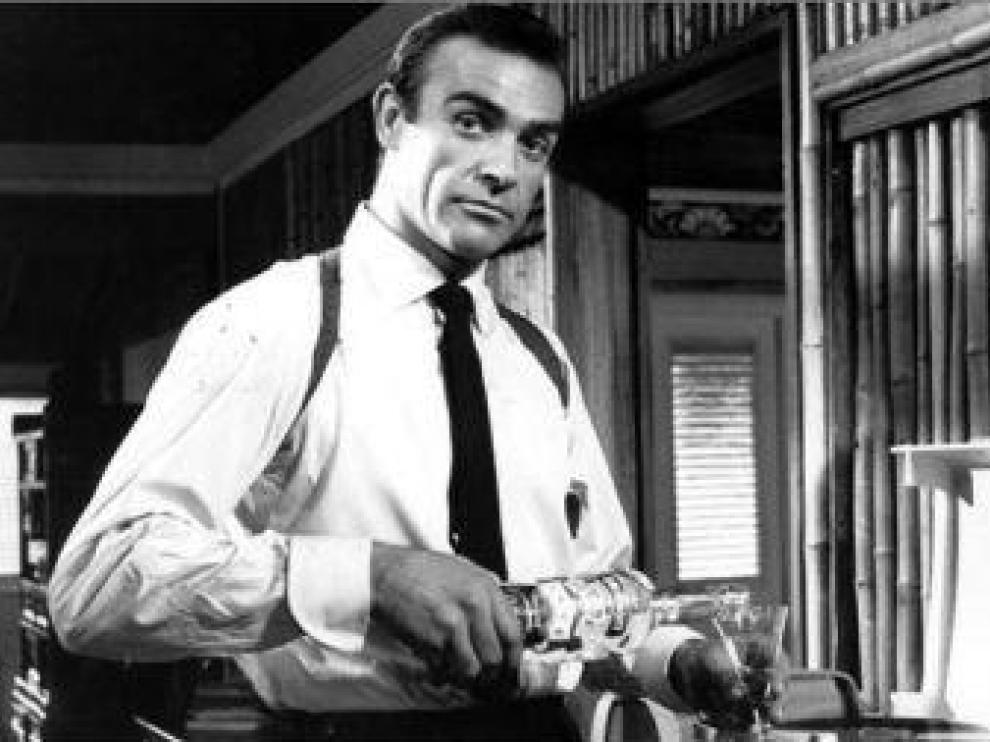 Sean Connery, sirviéndose una copa
