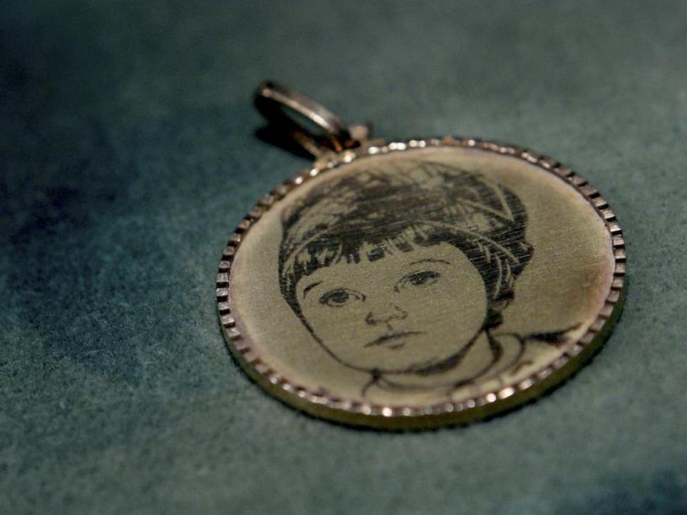 Detalle de una medalla del joyero de la Virgen del Pilar