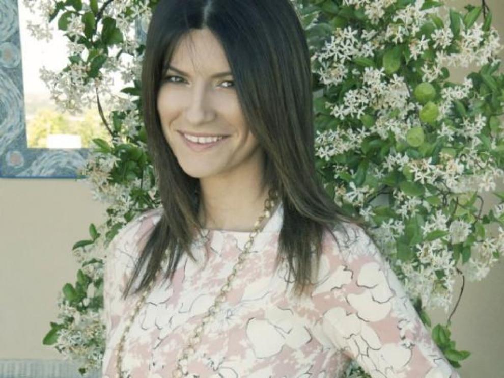 Laura Pausini luciendo embarazo