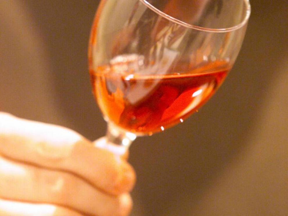 Una copa de vino de garnacha.