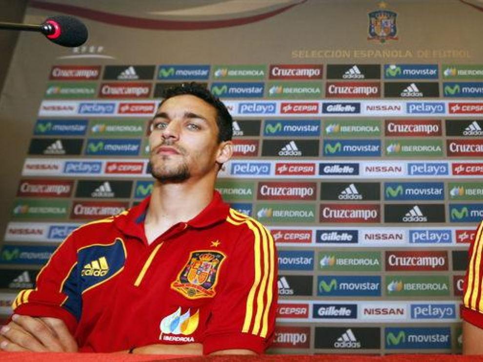 Los jugadores de la selección española Roberto Soldado (d) y Jesus Navas