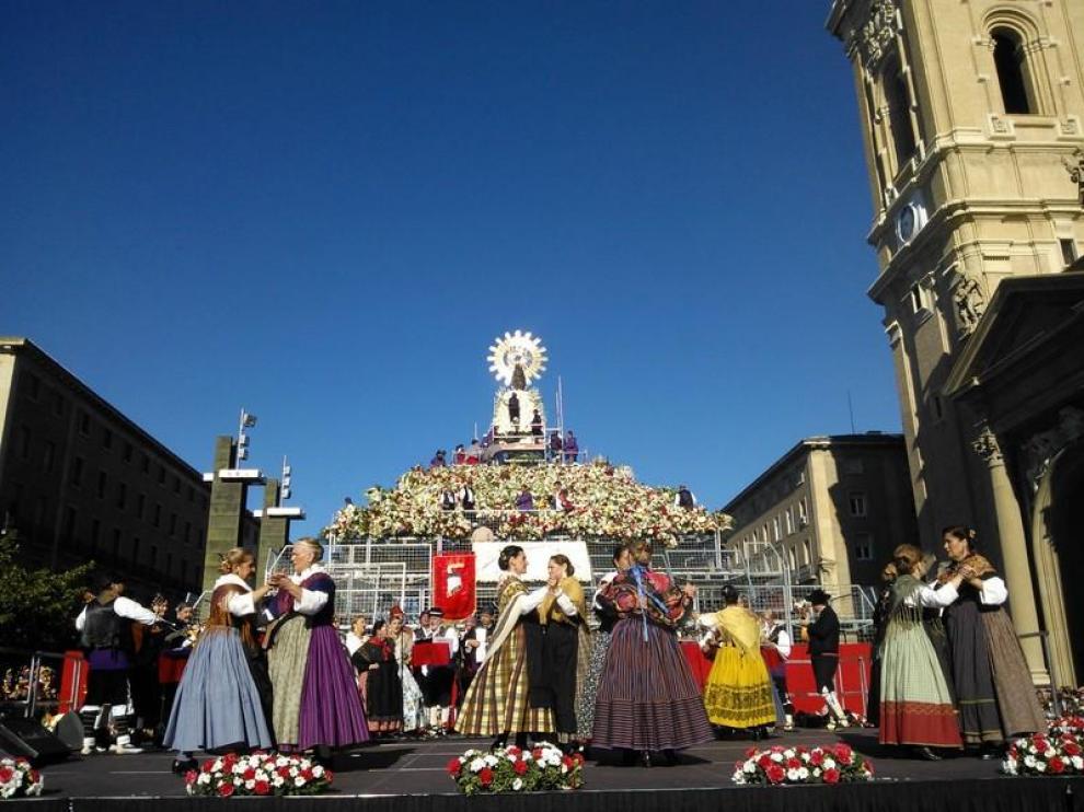 Zaragoza se vuelca un año más con la Ofrenda de Flores a la Virgen del Pilar