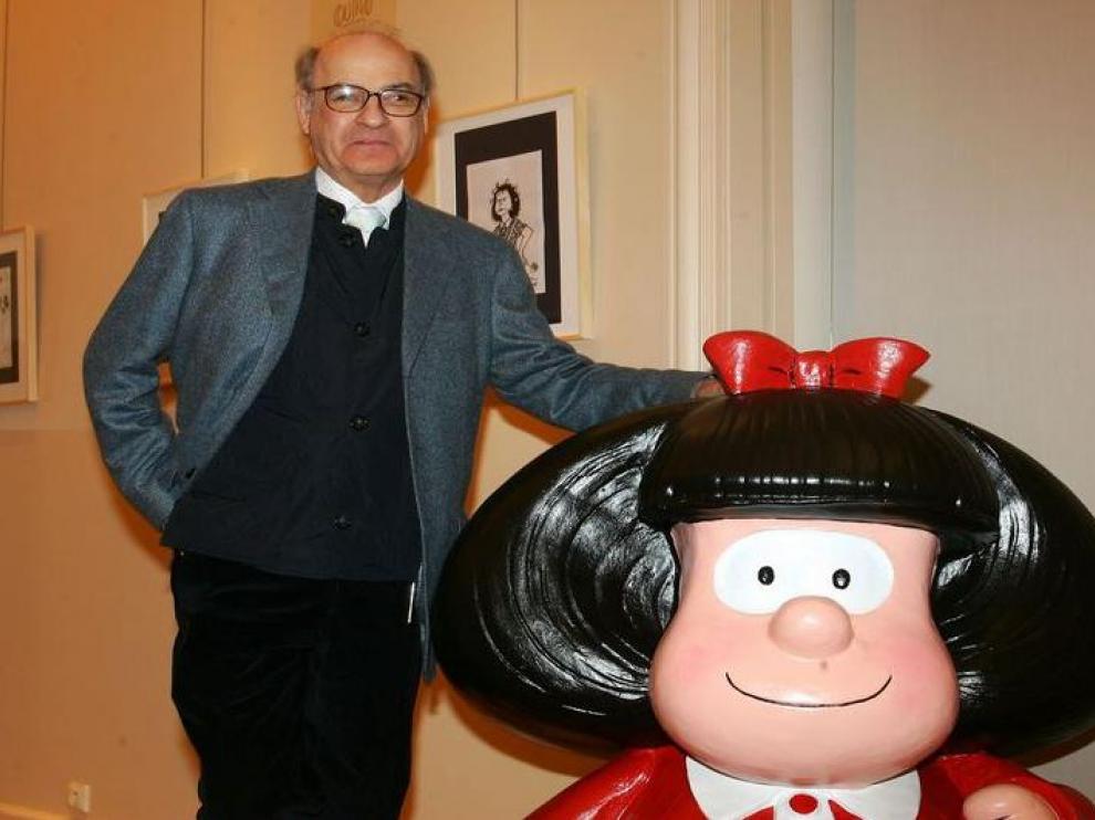 'Quino' junto a su personaje más conocido, Mafalda.