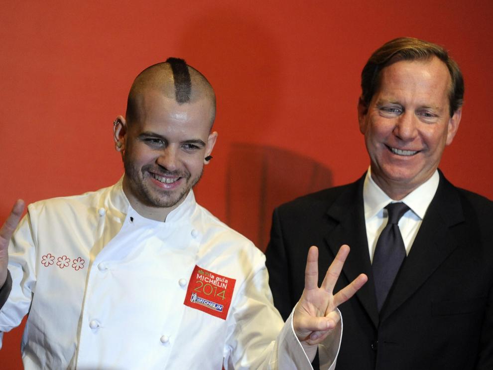 El chef David Muñoz, del restaurante DiverXO de Madrid, junto al director general de la Guia Michelin