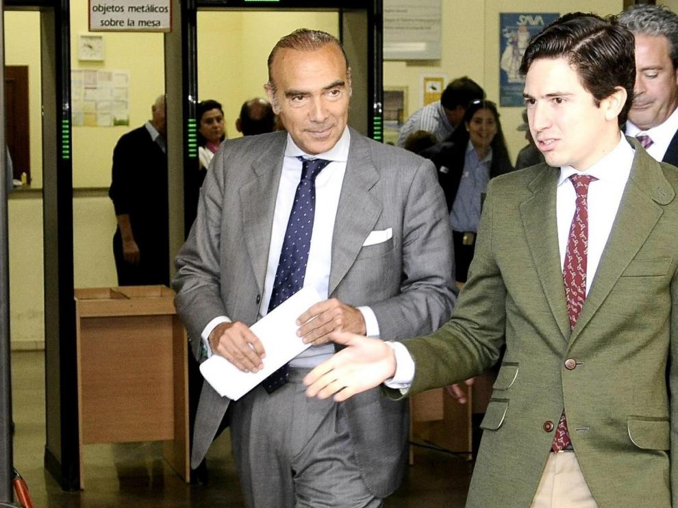 Luis Oliver, a la izquierda, sale del juzgado