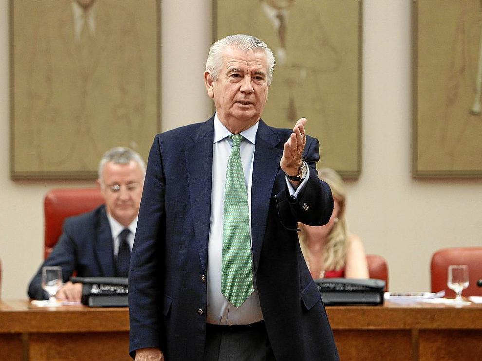 El expresidente de Aragón,Santiago Lanzuela, ayer en su despedida del Congreso.