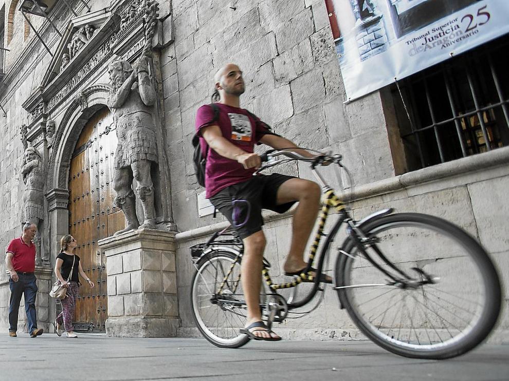 Un ciclista circula junto a la sede del Tribunal Superior de Justicia de Aragón, en el Coso Alto.