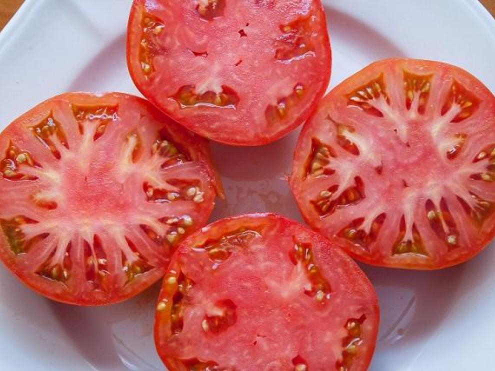 Tomate rosa de Barbastro listo para comer.