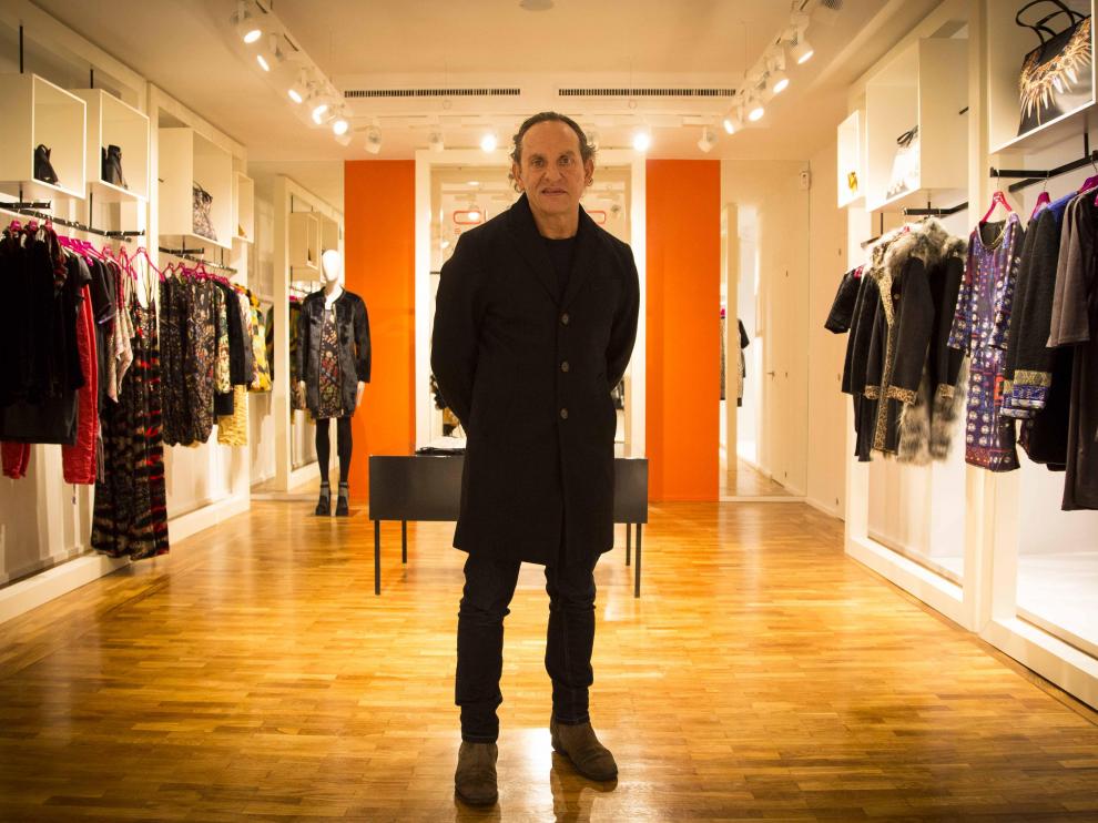 ?El diseñador Custo Dalmau ve a la gente "más animada" de cara a la compra