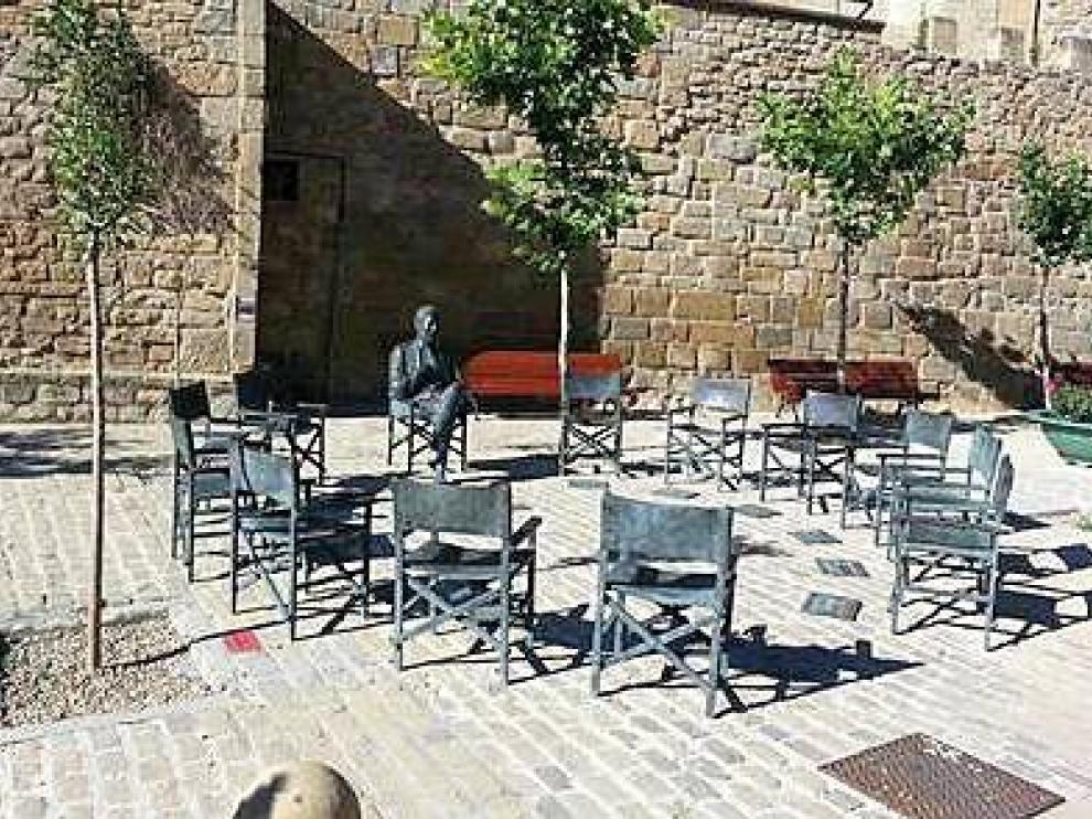 Las sillas, creadas por el escultor José Luis Fernández, son de bronce y llevan el nombre de algunos actores.
