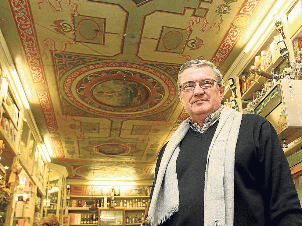 Fernando Alvira posa bajo el techo de la Confianza, una de las obras más célebres de León Abadías