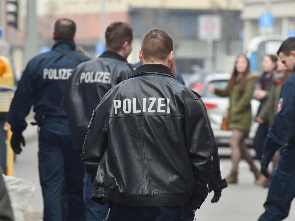 Un joven, disfrazado de terrorista, junto a la Policía