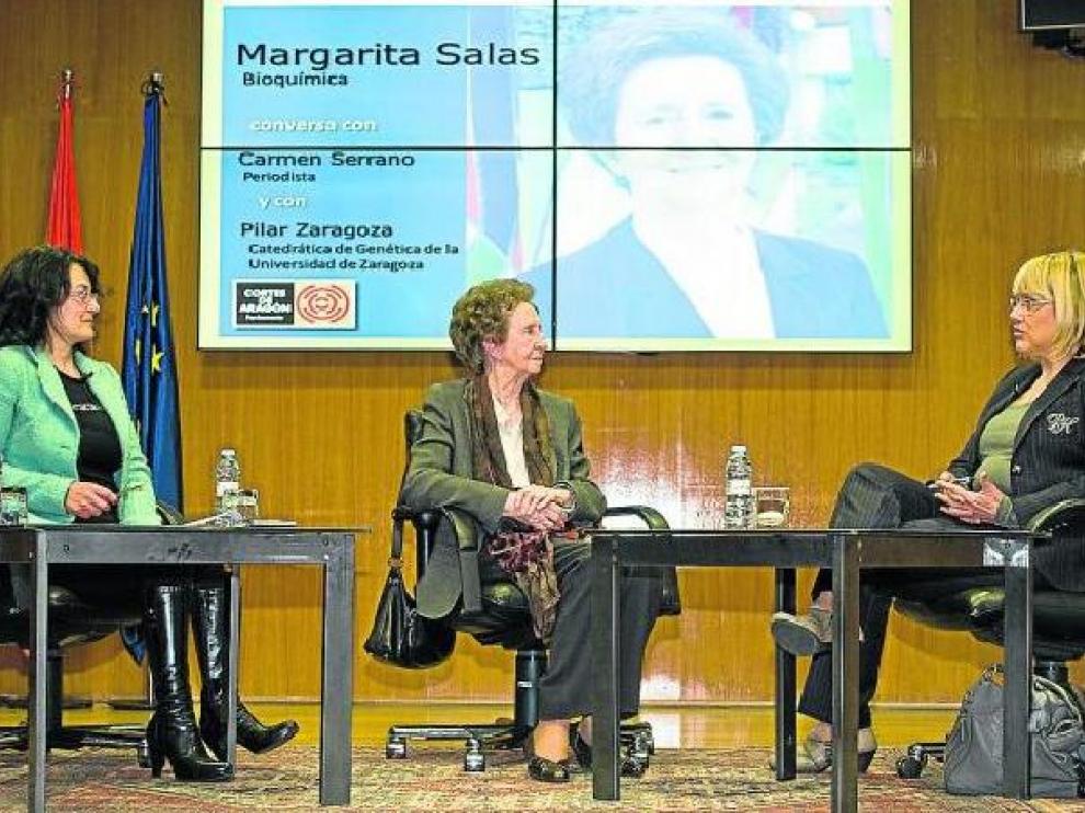 Carmen Serrano, Margarita Salas y Pilar Zaragoza conversaron el pasado miércoles en la Aljafería.