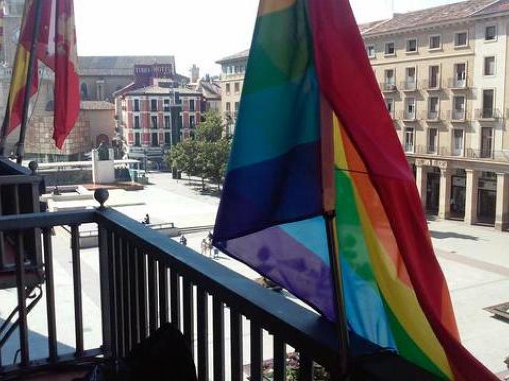La bandera arcoiris en el Ayuntamiento de Zaragoza
