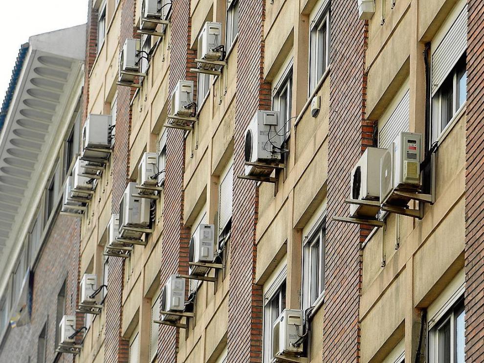 Fachada de un edificio de Zaragoza con instalaciones de aire acondicionado en casi todos los pisos.