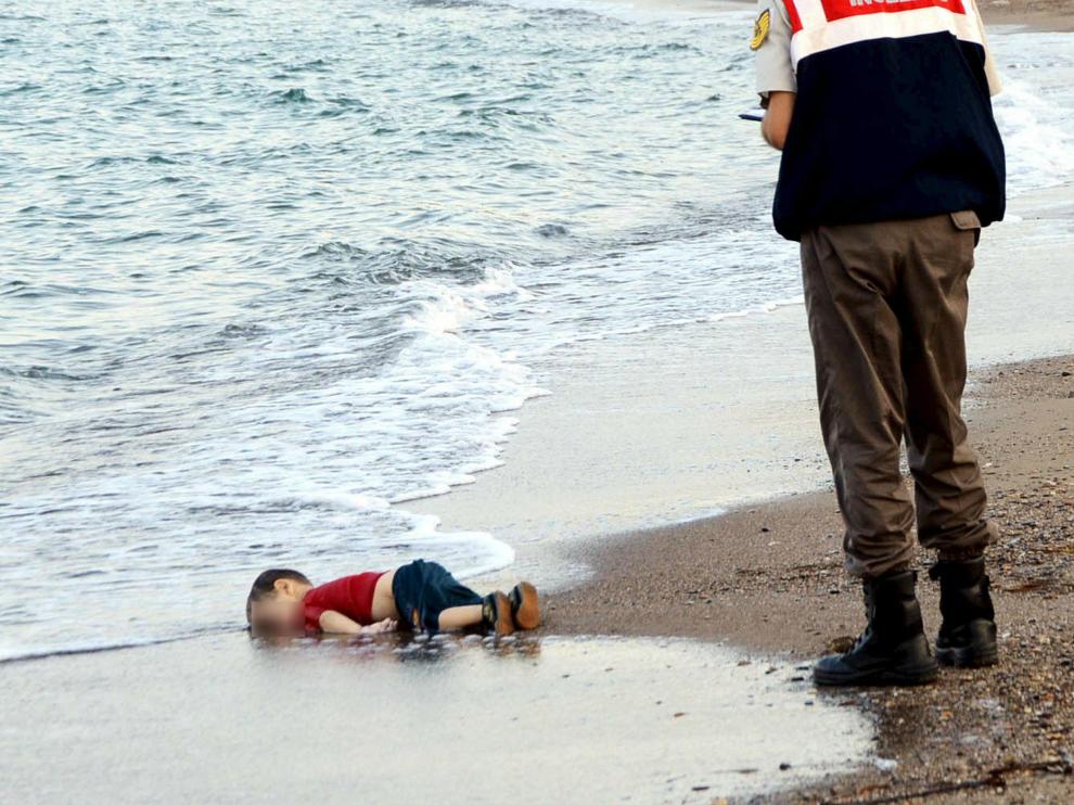 Un gendarme se acerca al niño kurdo sirio Aylan Kurdi, que yace muerto en la playa turca de Bodrum.