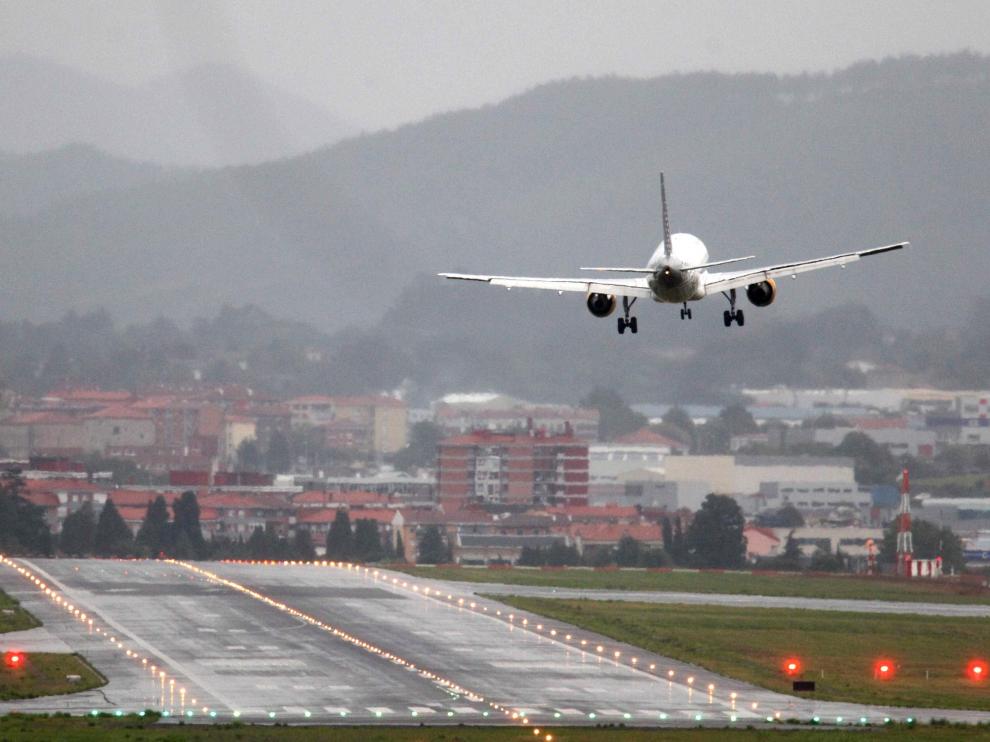 Complicado aterrizaje de un avión en Bilbao por las fuertes rachas de viento.