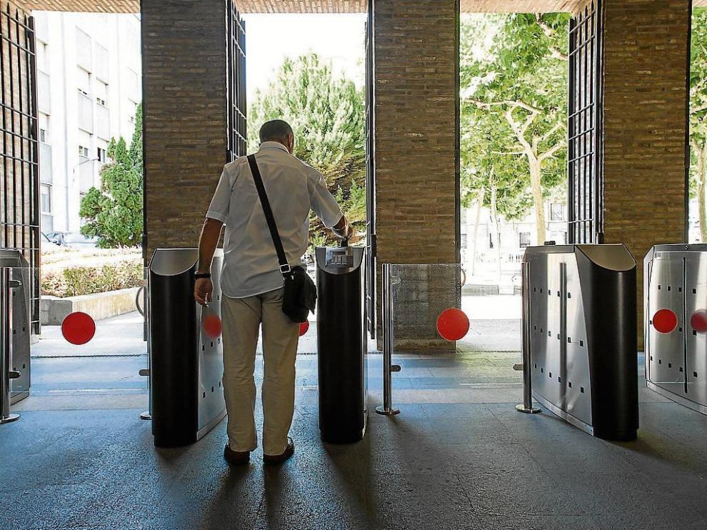 Un funcionario de la DGA, en el torno de la sede del Pignatelli.
