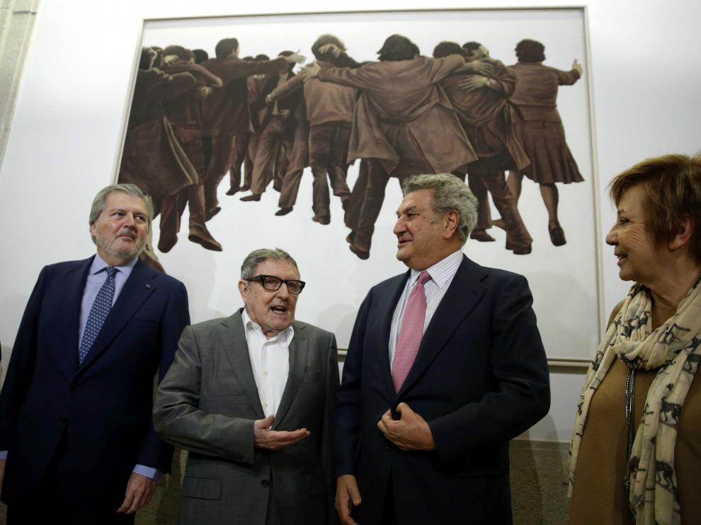 El artista Juan Genovés (2i) conversa con Jesús Posada (2d) junto al ministro de Cultura, Íñigo Méndez de Vigo (i) y la vicepresidenta del Congreso, Celia Villalobos.