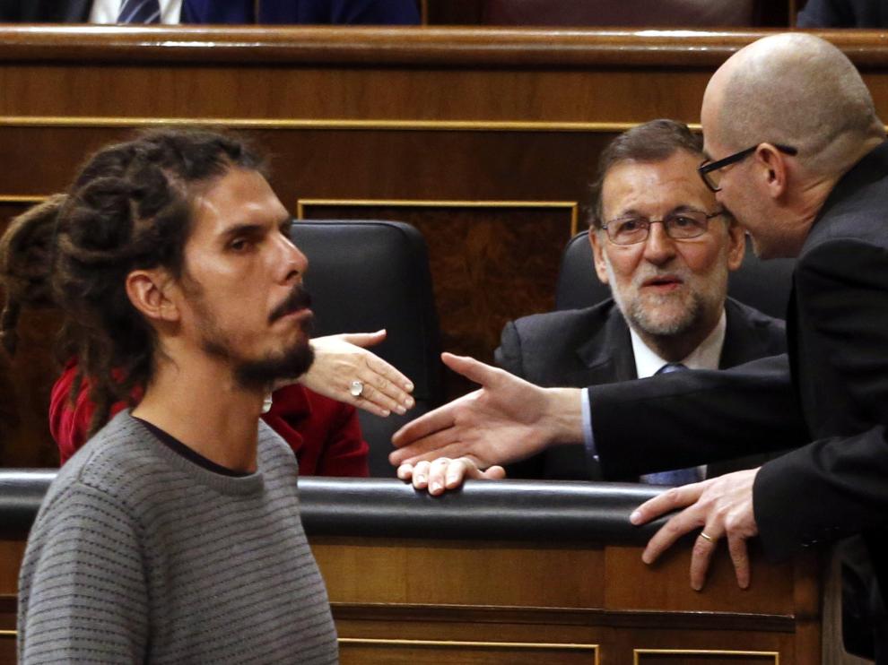 El diputado de Podemos Alberto Rodríguez (izquierda) pasa ante Mariano Rajoy, este miércoles en la sesión constitutiva del Congreso.