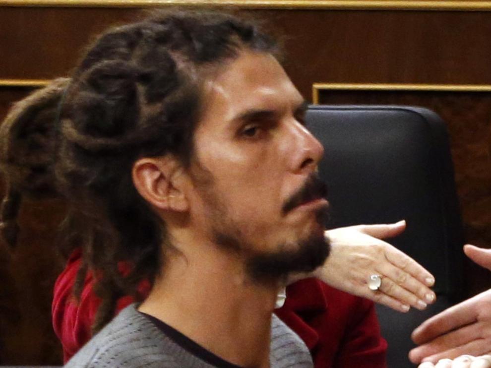 El diputado de Podemos Alberto Rodríguez (izquierda) pasa ante Mariano Rajoy, este miércoles en la sesión constitutiva del Congreso.