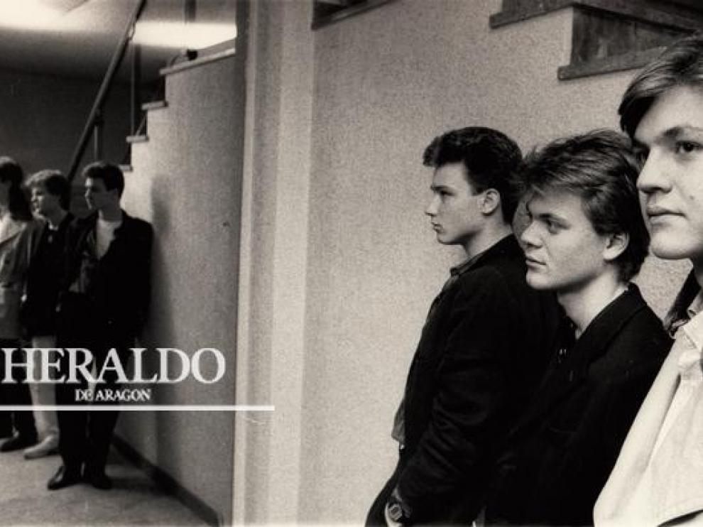 El 10 de marzo de 1985 Héroes del Silencio ofreció su primer concierto en las matinales del Cine Pax en Zaragoza. En la fotografía, unos jóvenes Enrique Bunbury y los hermanos Pedro y Juan Valdivia. Comienza la leyenda.