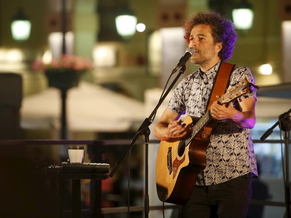 Pecker, durante su concierto del viernes en la Feria del Libro de Huesca.
