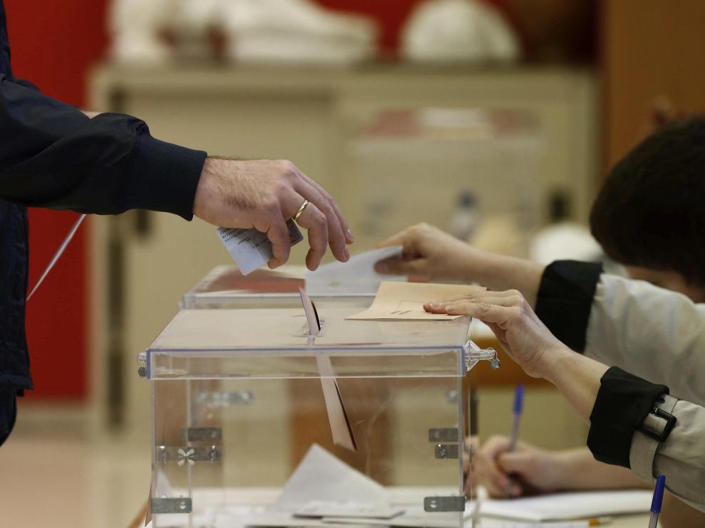Un hombre introduce su voto en una urna, este domingo.
