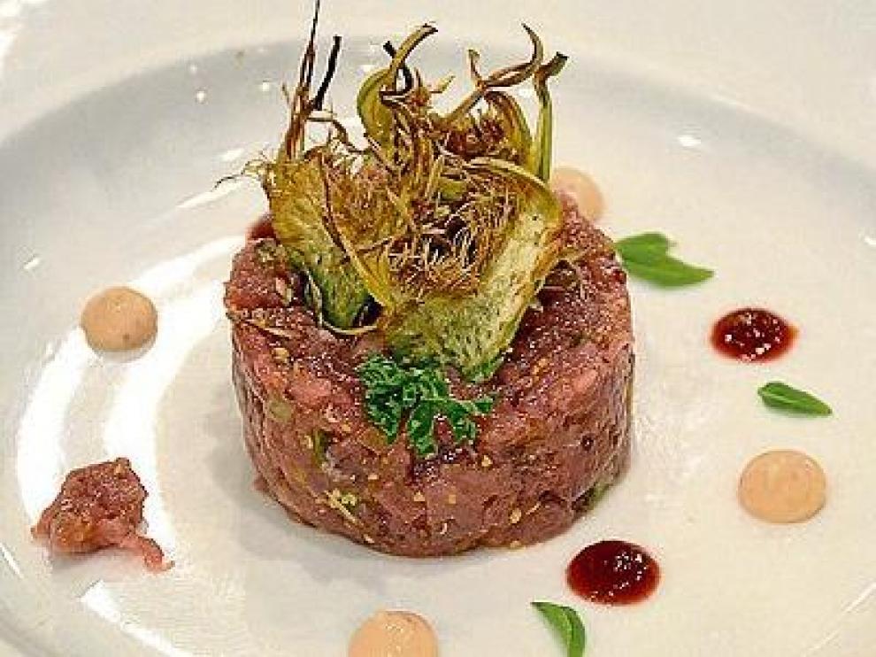 Tartar de ternasco con mostaza y kimchi.