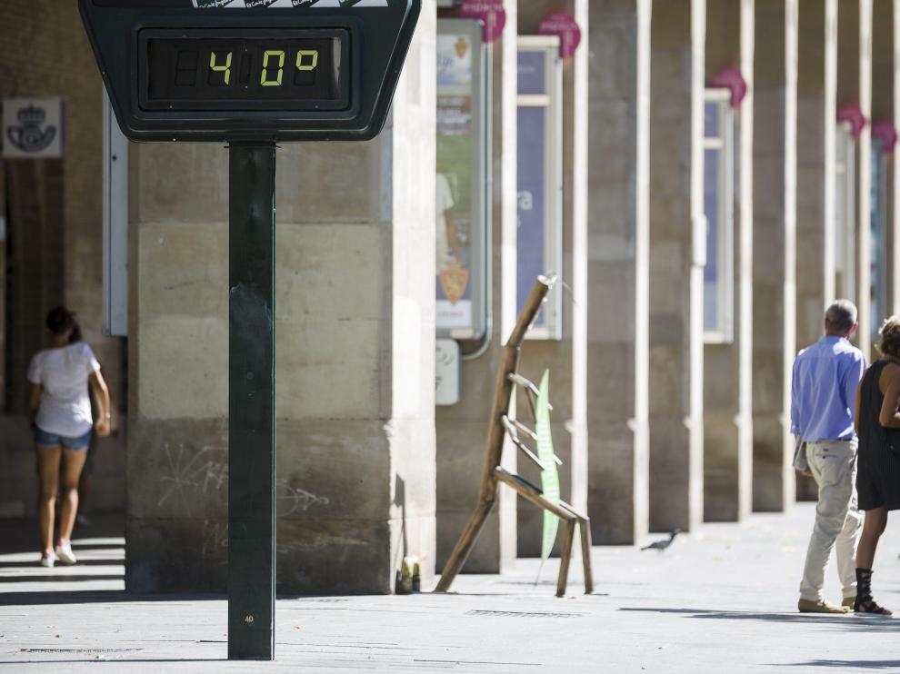 El termómetro marca 40 grados en Zaragoza en una foto de archivo