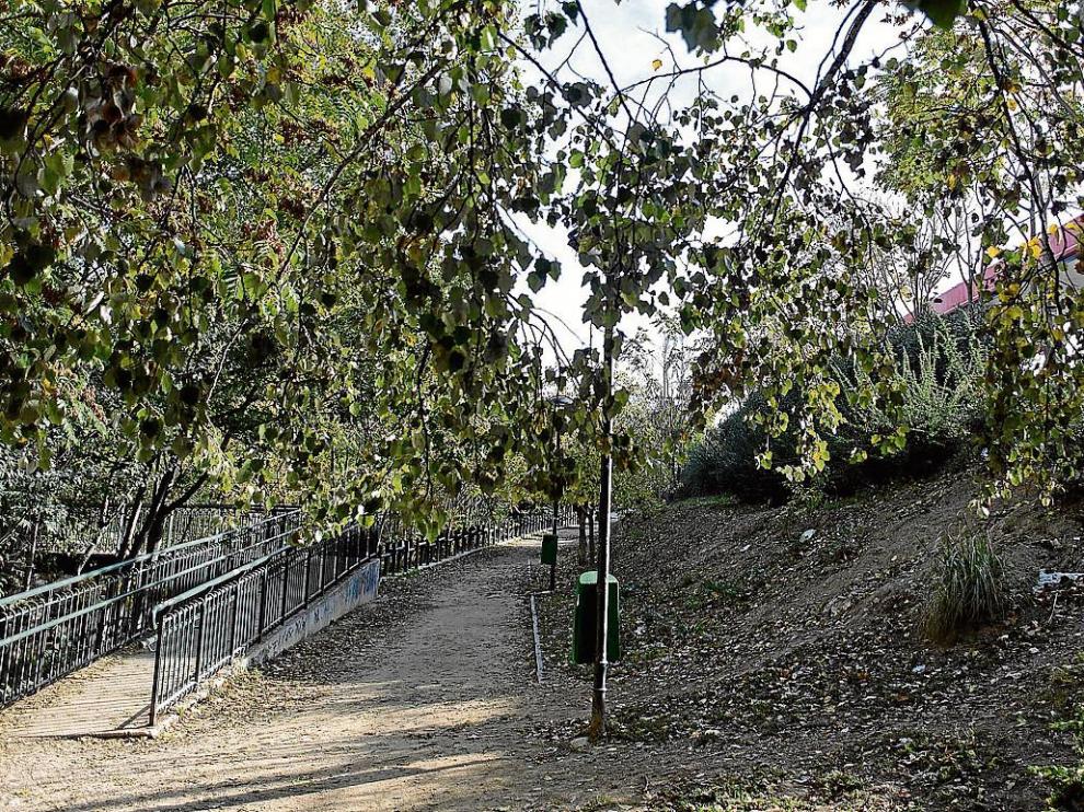 El andador junto al Huerva está ahora completamente separado del parque Bruil.