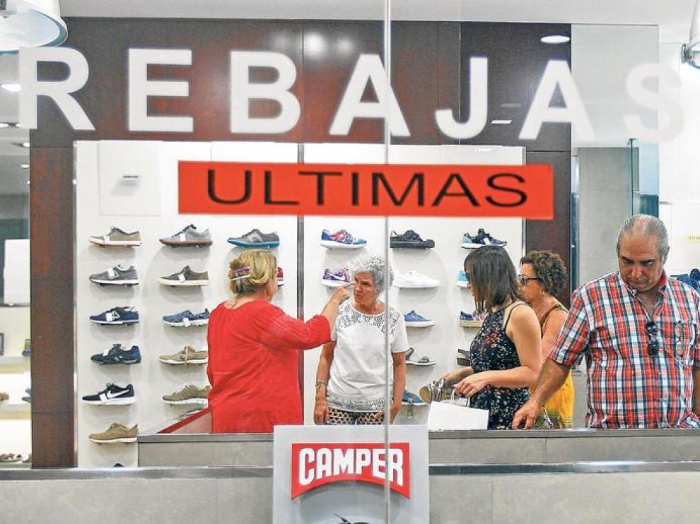 Los escaparates del centro de la capital anuncian los últimos días de unas rebajas de verano que no han cumplido las expectativas de los empresarios del sector.