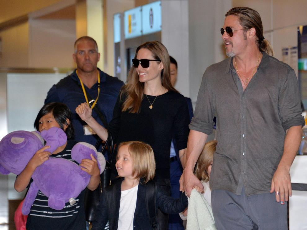 Brad Pitt y Angelina Jolie con tres de sus hijos.