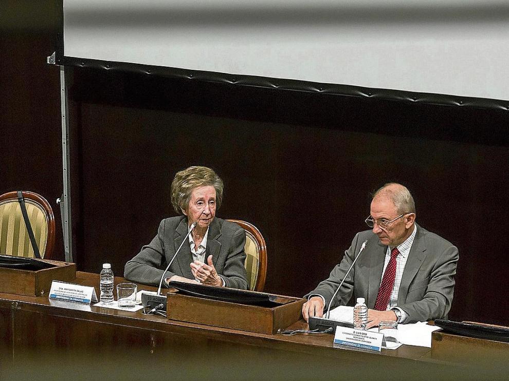 Los científicos Margarita Salas y Luis Oros, ayer, en el Paraninfo para hablar de sus trayectorias y de cultura