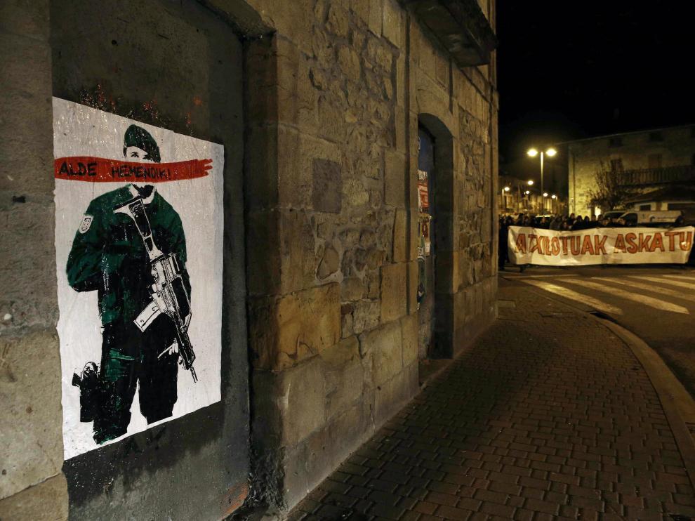 Cartel colocado en la locadidad de Alsasua con la frase 'Alde Hemendik-Fuera de aqui'.