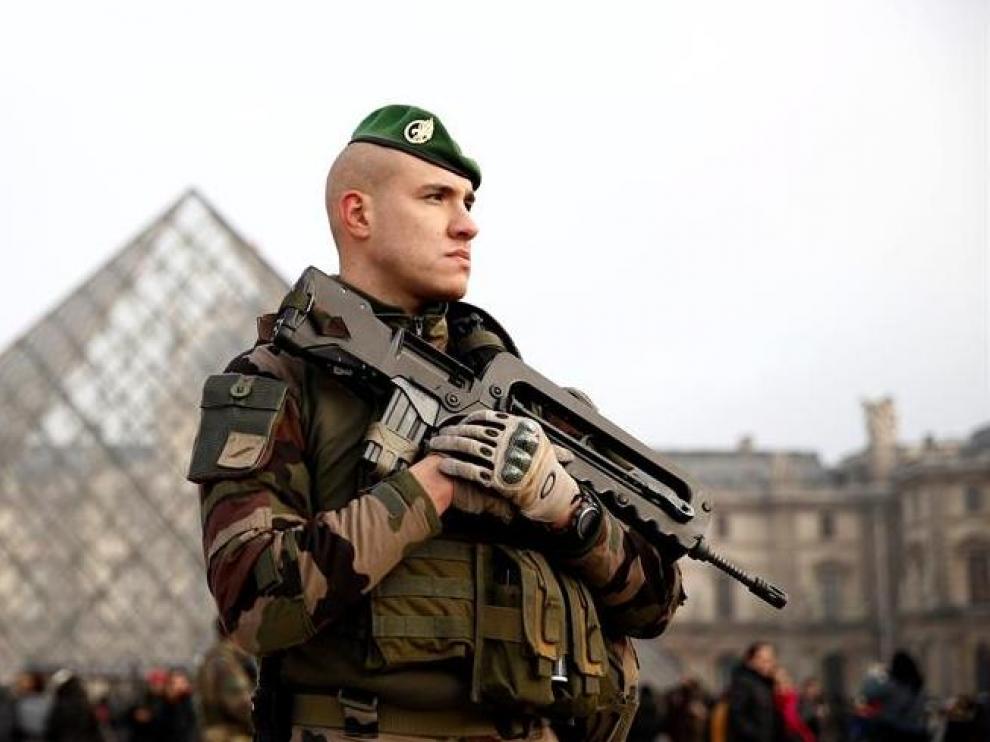 Un soldado galo permanece en guardia ante el museo del Louvre en París, Francia, hoy, 30 de diciembre de 2016. El Gobierno francés va a movilizar a más de 96.000 personas entre policías, gendarmes y militares para garantizar la seguridad de los festejos para recibir el año nuevo, indicó hoy el ministro del Interior, Bruno Le Roux. En total, estarán operativos 52.600 policías, 36.000 gendarmes y 7.000 militares de la misión Sentinelle, que patrullan las calles, instituciones sensibles y centros estratégicos por todo el país. EFE/YOAN VALATCrédito: EFE