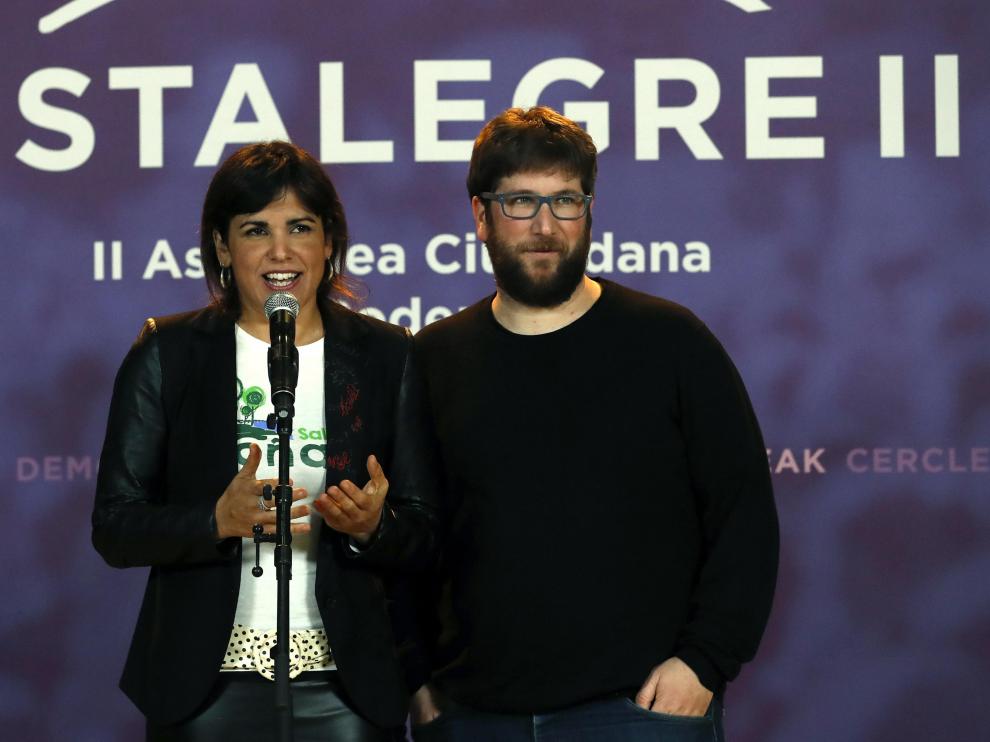 Miguel Urbán, a la derecha, eurodiputado de Podemos.