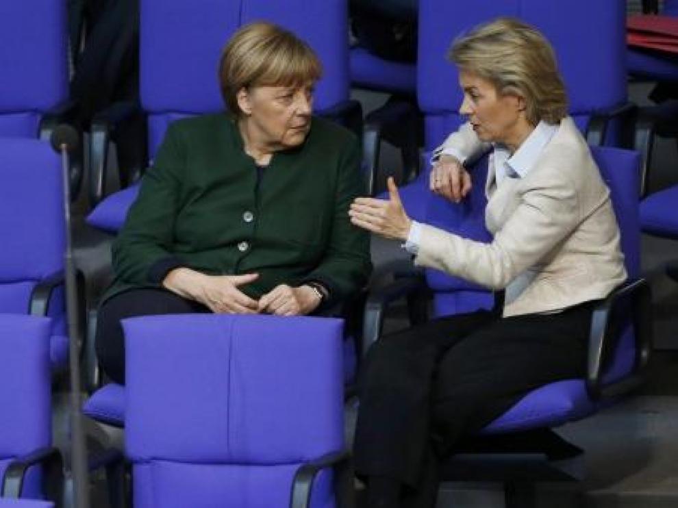 La ministra alemana de Defensa, Ursula von der Leyen, junto a Angela Merkel.