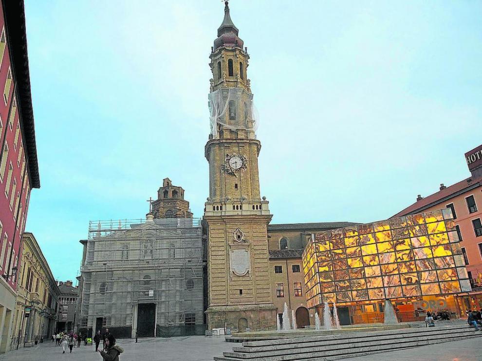 La Seo ayer por la tarde. Los andamios cubren la fachada principal desde principios de semana