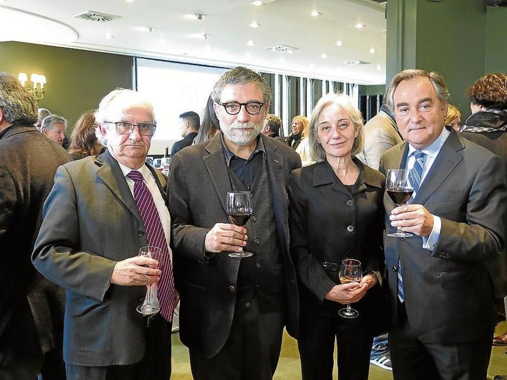 Ramón Justes (Enate), el artista Jaume Plansa, su esposa Laura y Luiz Nozaleda, presidente de la bodega.