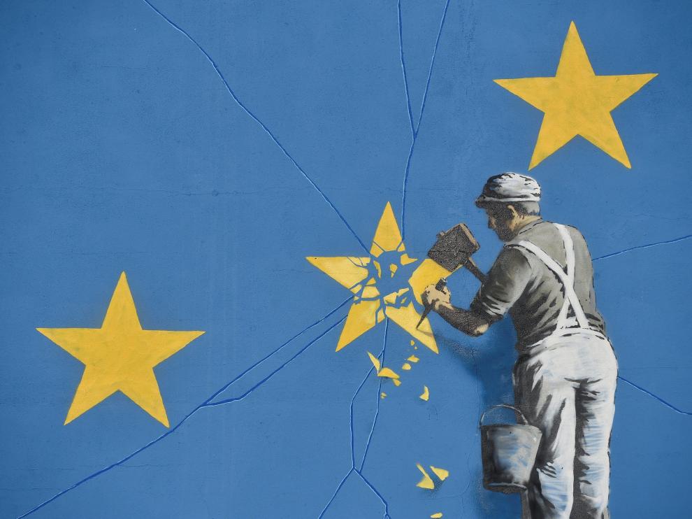 El mural está situado junto a la terminal del ferry que une Reino Unido con Francia.