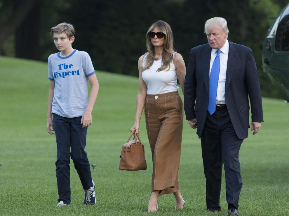 Barron, Melania y Donald Trump, ayer a su llegada a la Casa Blanca.
