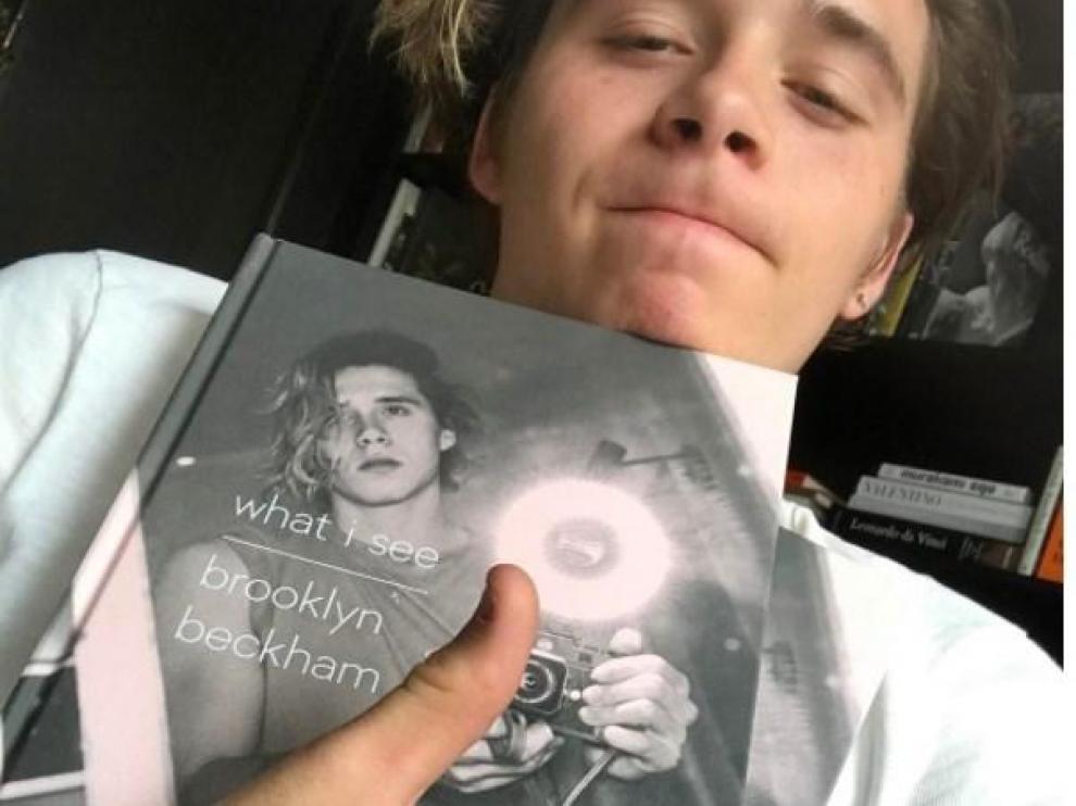 Brooklyn Beckham, con su libro, en una foto de su cuenta de Instagram.