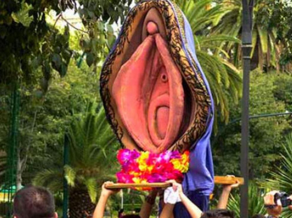 La procesión, convocada bajo el nombre de "la hermandad del sagrado coño insumiso", recorrió varias calles el 1 de mayo de 2014.